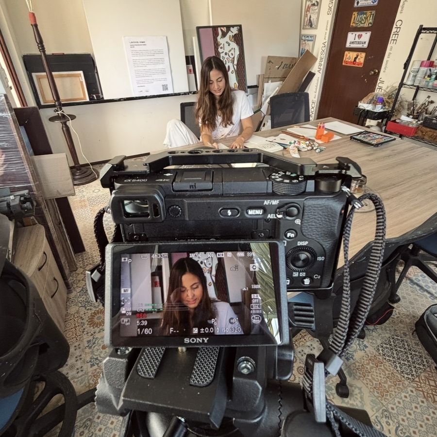 Rodaje del videoarte Un Eco del Cosmos, con la artista en su taller vista en el monitor de la cámara