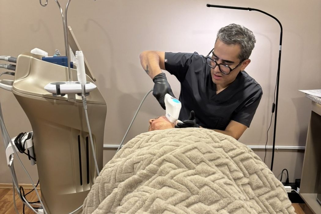 Médico de Médica Glow aplicando un tratamiento estético en la clínica
